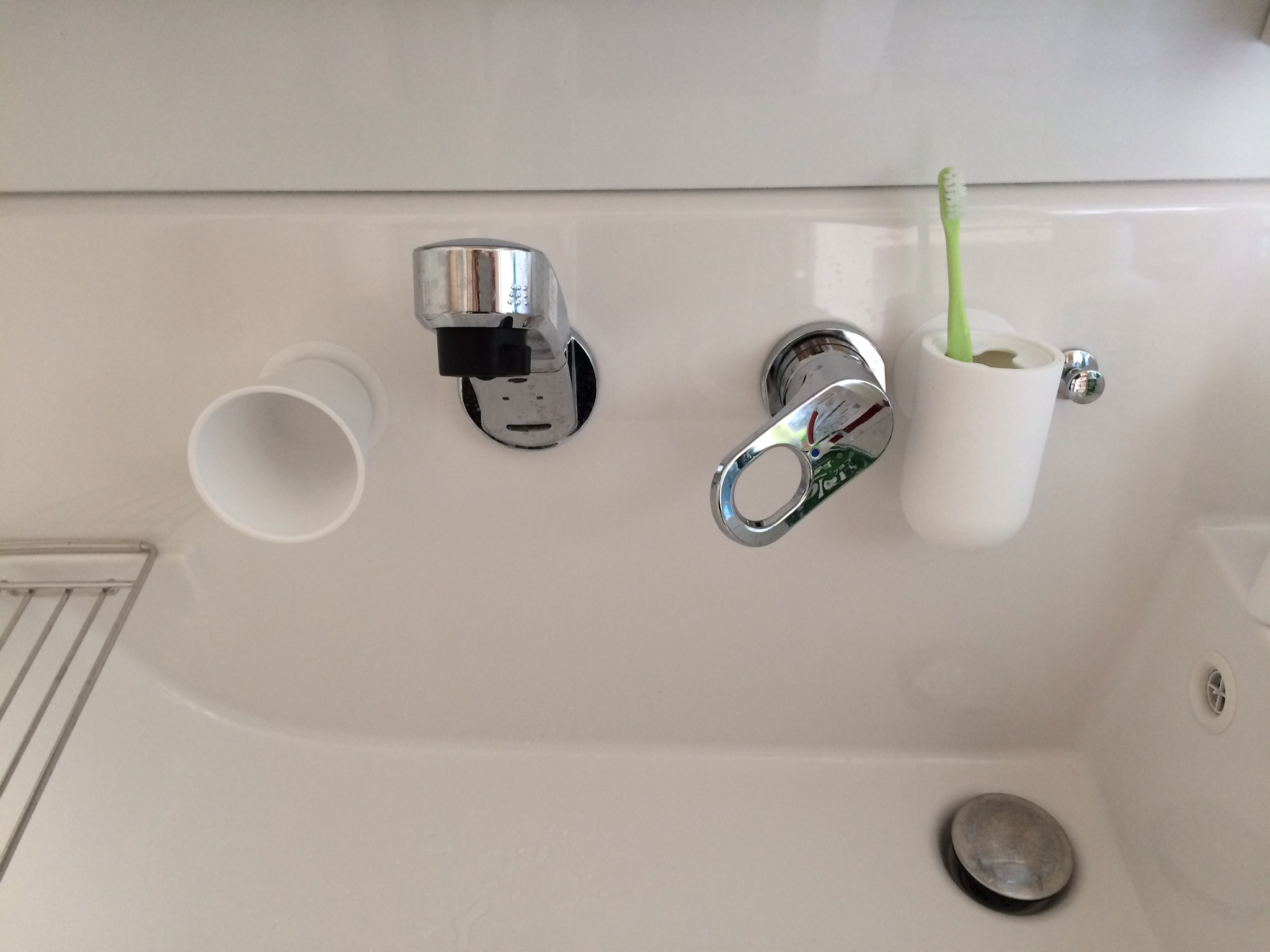 お風呂場と洗面台に設置したマグネットのコップの使い勝手が良すぎる！