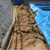 家の裏側にある法面の真下にあるU型排水溝を埋めるか活かすか？