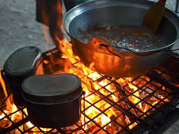 キャンプでカレーを作るために購入したダッチオーブン、焚き火台、はんごうを紹介します。